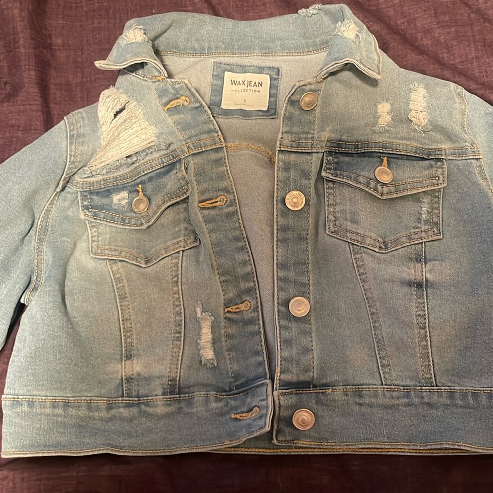 i’m selling a long sleeve denim cropped jacket